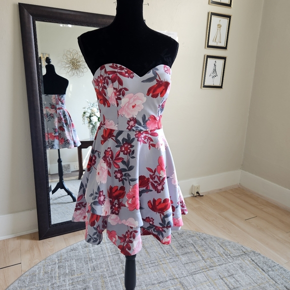 Size 8 short floral strapless fit and flare homecoming or juniors party dress - Picture 1 of 9